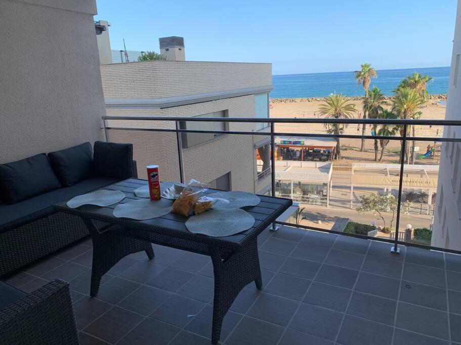Апартаменты Cunit, Front Line With Sea View Экстерьер фото